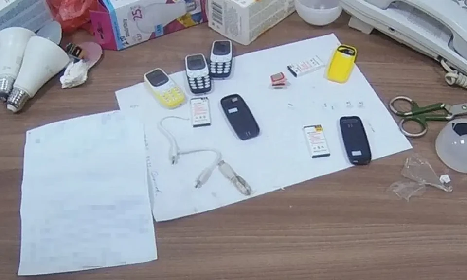В новосибирском СИЗО нашли 3 телефона в лампочках