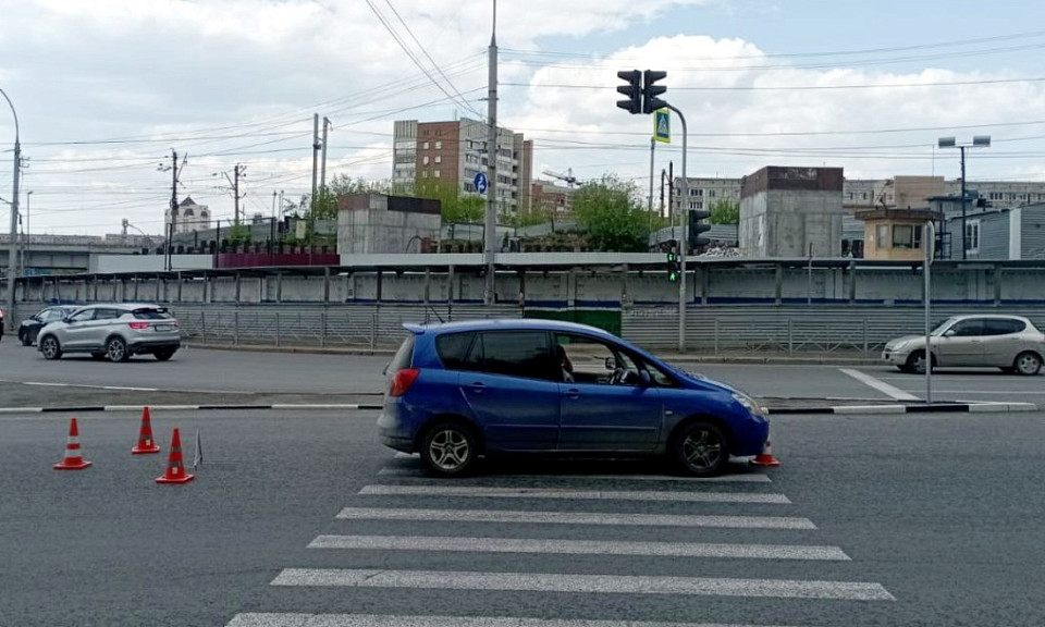 Маленькая девочка оказалась под колёсами автомобиля на зебре в Новосибирске