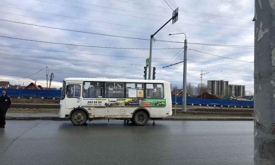 В Новосибирске женщина с ребенком оказались под колёсами автобуса