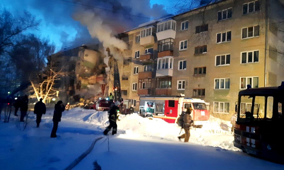 Из-за взрыва газа рухнул подъезд пятиэтажки в Новосибирске