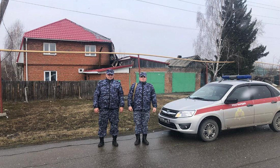 Росгвардейцы спасли на пожаре семью с детьми в Новосибирской области