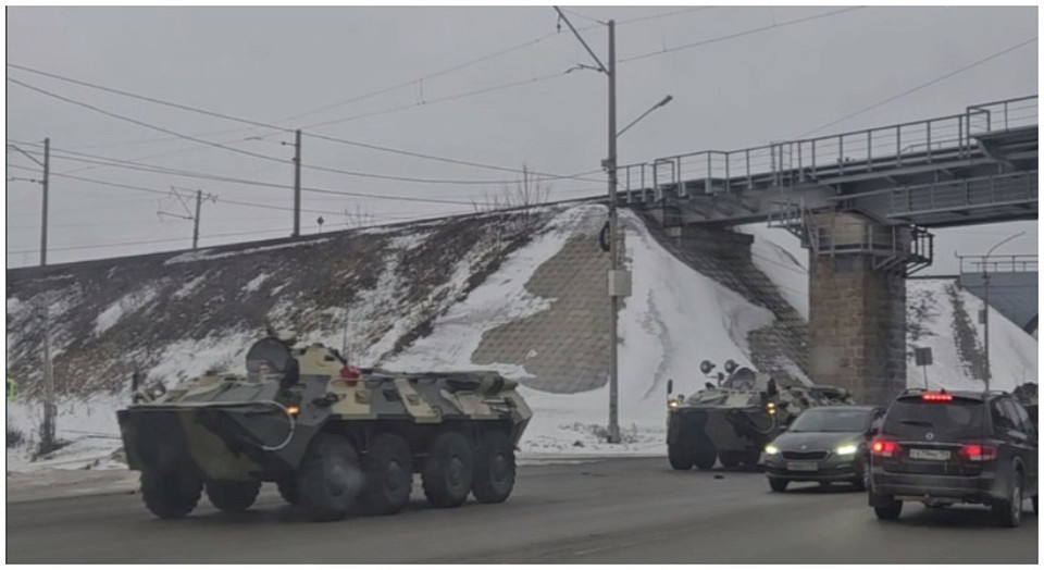Колонна тяжёлой бронетехники для пехоты проехала по Новосибирску