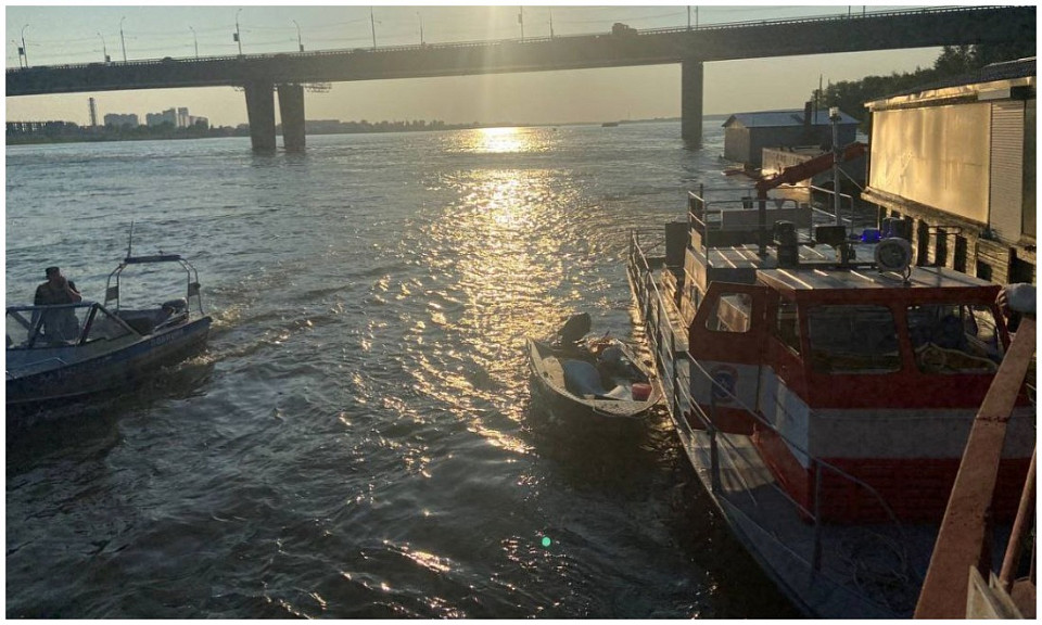 Пассажирка катера погибла после столкновения судна с баржей в Новосибирске
