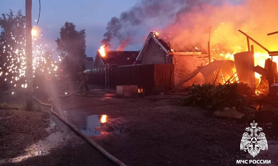 В Ленинском районе Новосибирска полыхает крупный пожар