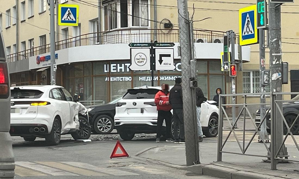 Два «Чангана» спровоцировали пробку на Красном проспекте в Новосибирске