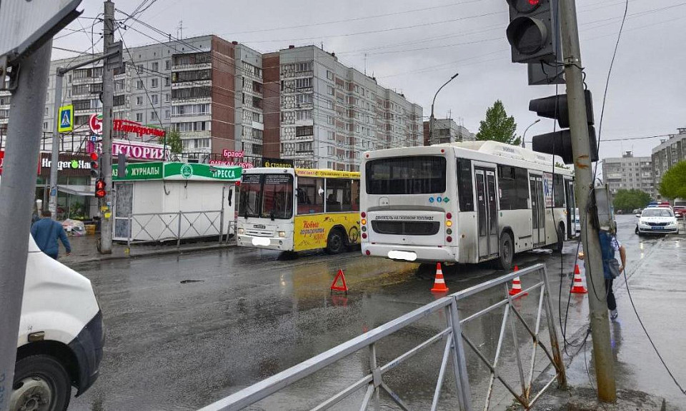 Пенсионерка погибла под колёсами автобуса на Снегирях в Новосибирске