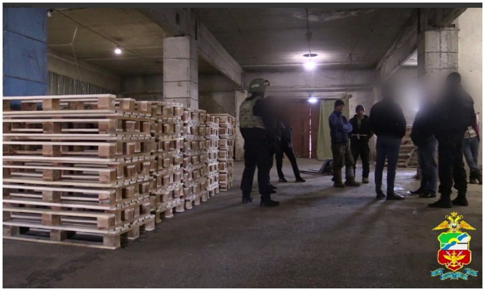 Семь нелегалов нашли полицейские на складах в Новосибирске