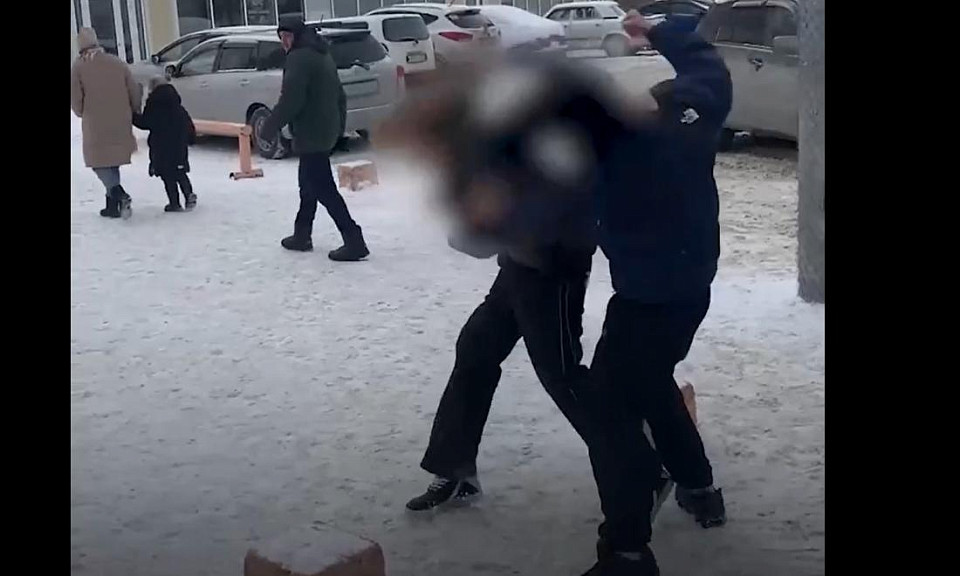 В Новосибирске подросток избил приятеля на камеру
