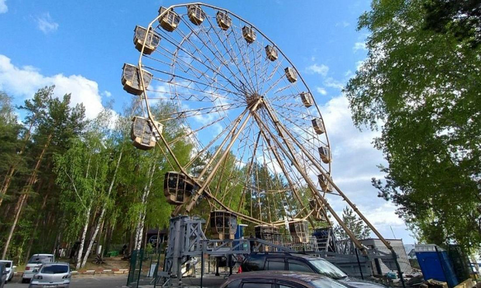 На пляже Новосибирска установили новое колесо обозрения