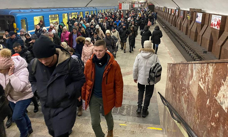 Жители Новосибирска стали чаще оплачивать проезд в метро банковскими картами