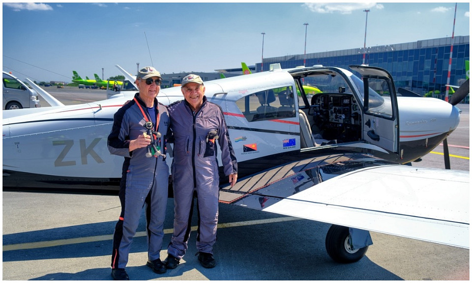 Лётный экипаж пенсинеров-путешественников вокруг света встретили в Новосибирске
