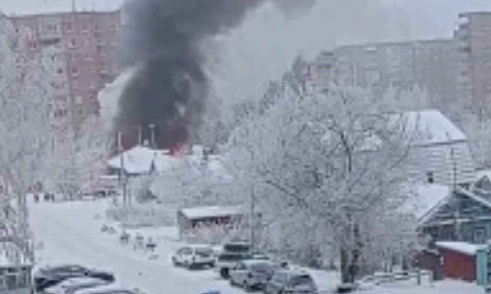 Частный дом загорелся на улице Тургенева в Новосибирске