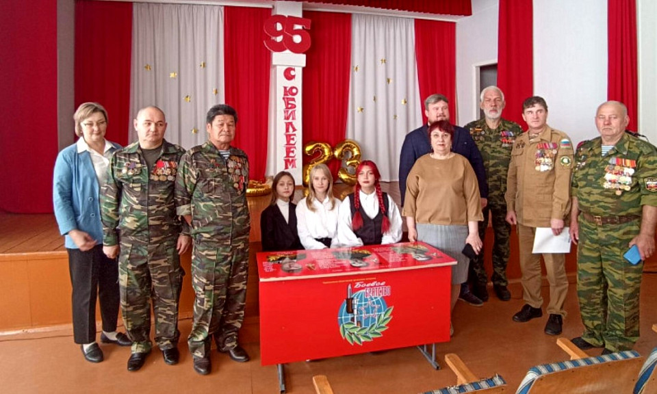 «Парту Героя» в честь трёх выпускников открыли в школе Новосибирской области