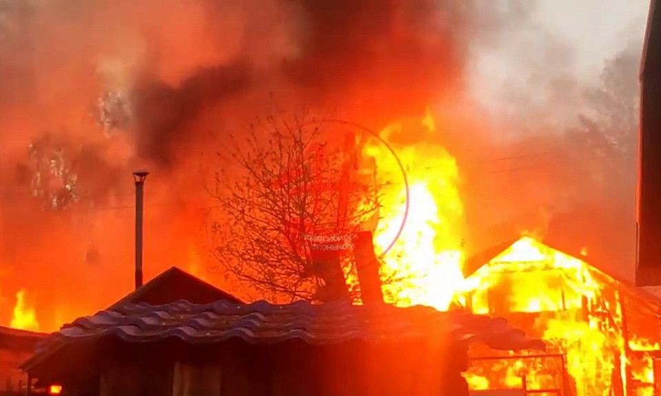 Под Новосибирском крупный пожар едва не уничтожил дачный посёлок