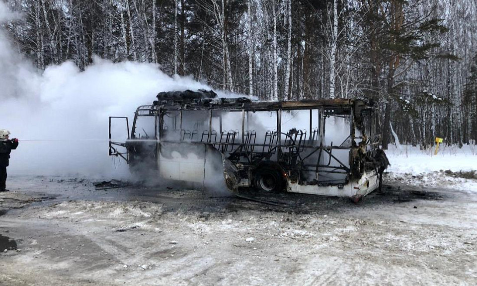 Автобус сгорел на трассе в Новосибирске