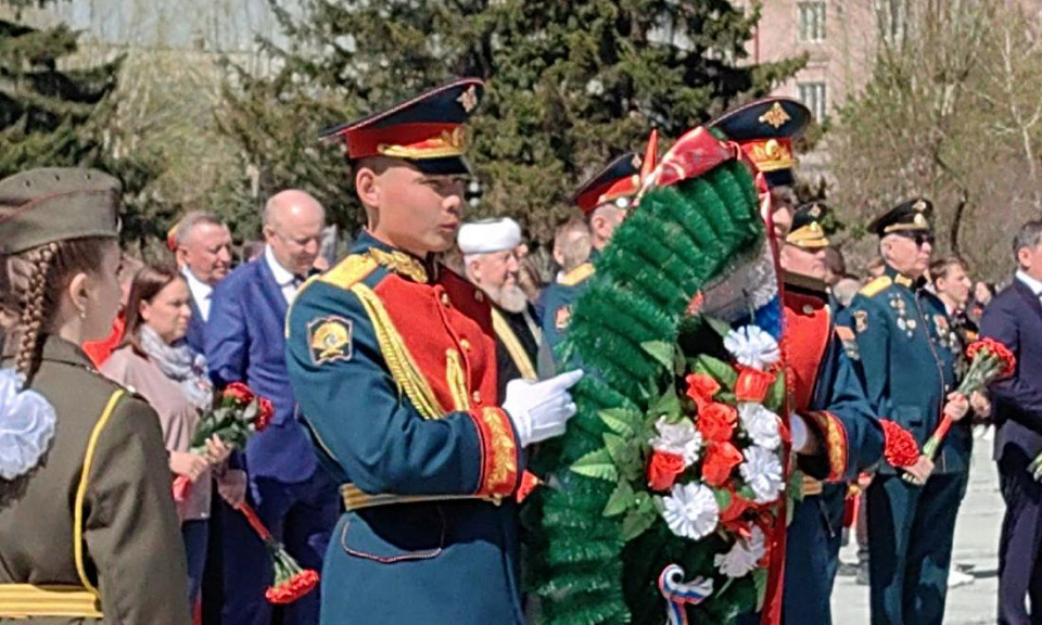 В Новосибирске возложили цветы на Монументе Славы