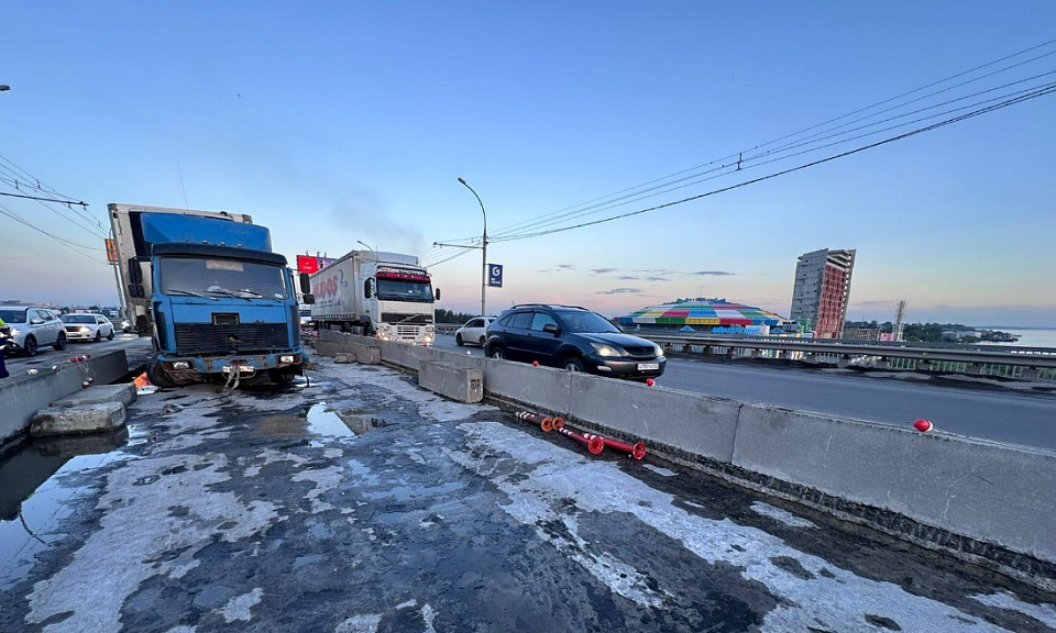 В ГАИ рассказали подробности ДТП с тягачом на Димитровском мосту в Новосибирске