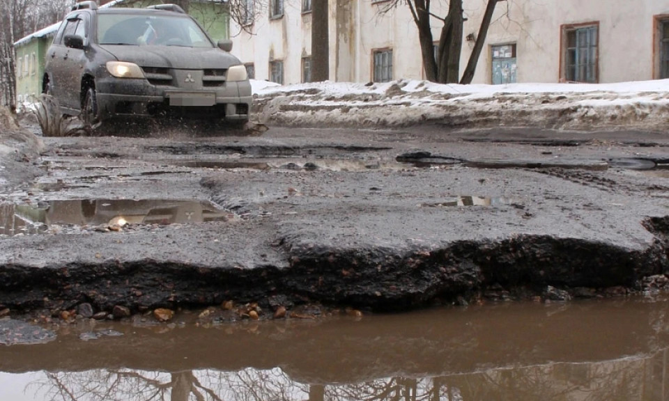 Новосибирцы заметили первые ямы на дорогах с потеплением