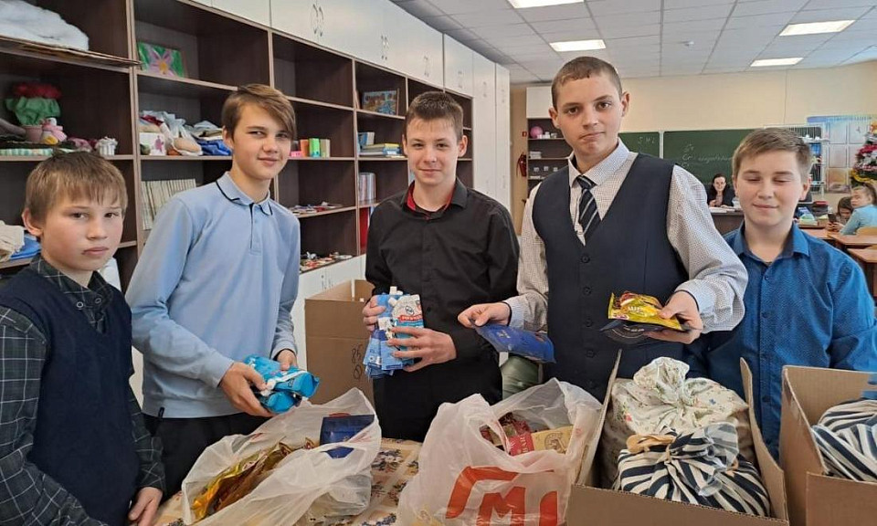 Школьники собрали подарки для бойцов СВО под Новосибирском