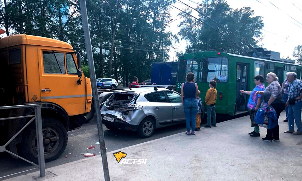 Остался без морды: пять автомобилей столкнулись в Новосибирске