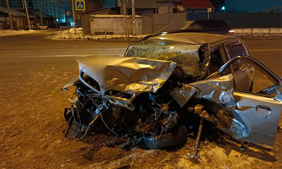 В Октябрьском районе Новосибирска в ДТП погиб пассажир автомобиля Ниссан Марч