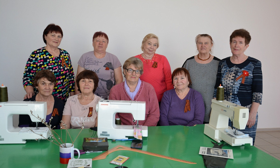 Около сотни футболок для бойцов сшили пенсионеры-волонтёры под Новосибирском