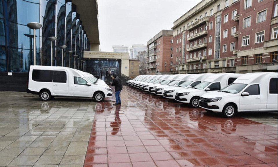 25 многодетных семей Новосибирской области получили ключи от автомобилей