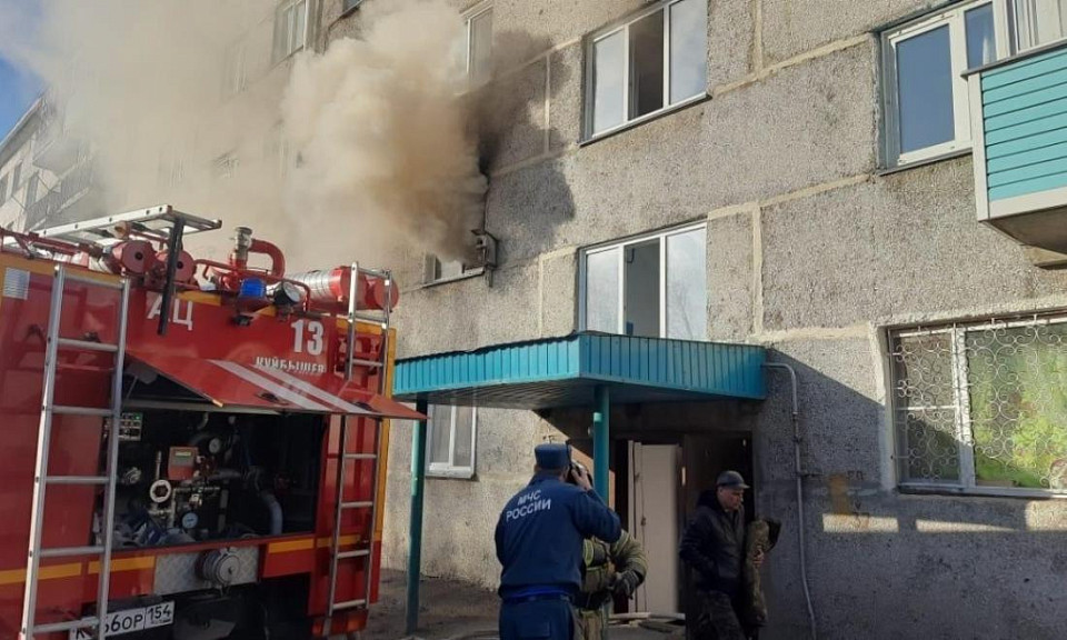 Пожарные спасли двух жителей Новосибирской области из задымлённой квартиры