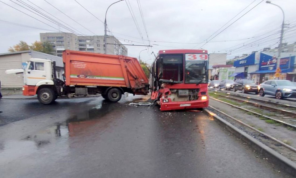 Мусоровоз протаранил пассажирский автобус: есть пострадавший