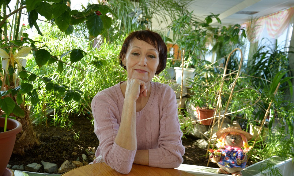Под Новосибирском садовод ухаживала за цветами-ветеранами и 60-летней пальмой