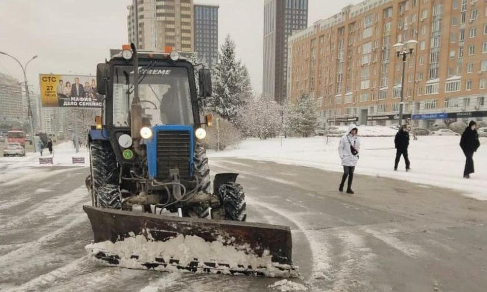 В Новосибирской области 890 снегоуборщиков устраняют последствия снегопада