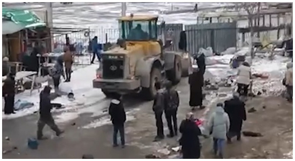 Тракторист снёс блошиный рынок на Гусинобродском шоссе в Новосибирске