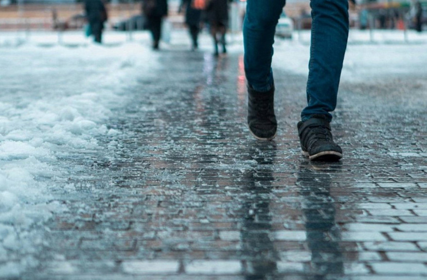 Тротуары покрылись льдом: как не стать пациентом травмпункта в Новосибирске