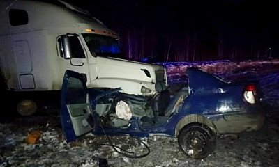 Двое детей погибли при столкновении седана с грузовиком под Новосибирском