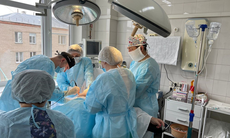 Новосибирские хирурги-маммологи провели сложную синхронную операцию