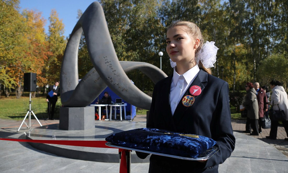 В Новосибирске появился необычный памятник педагогам в форме ленты Мёбиуса