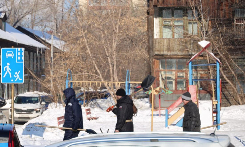 Сход снега и наледи с крыш угрожает жителям Новосибирска