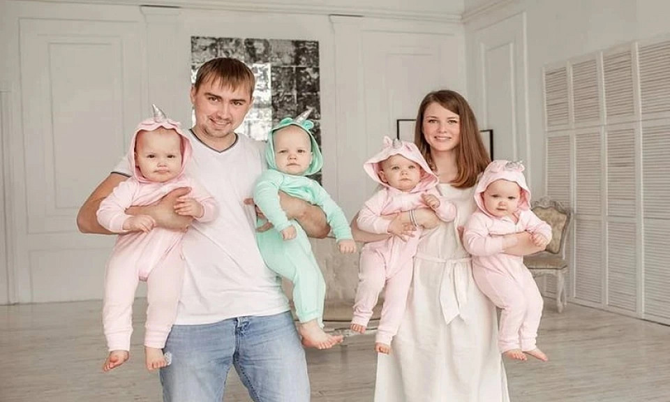 Мама четверняшек из Новосибирска родила пятого ребёнка