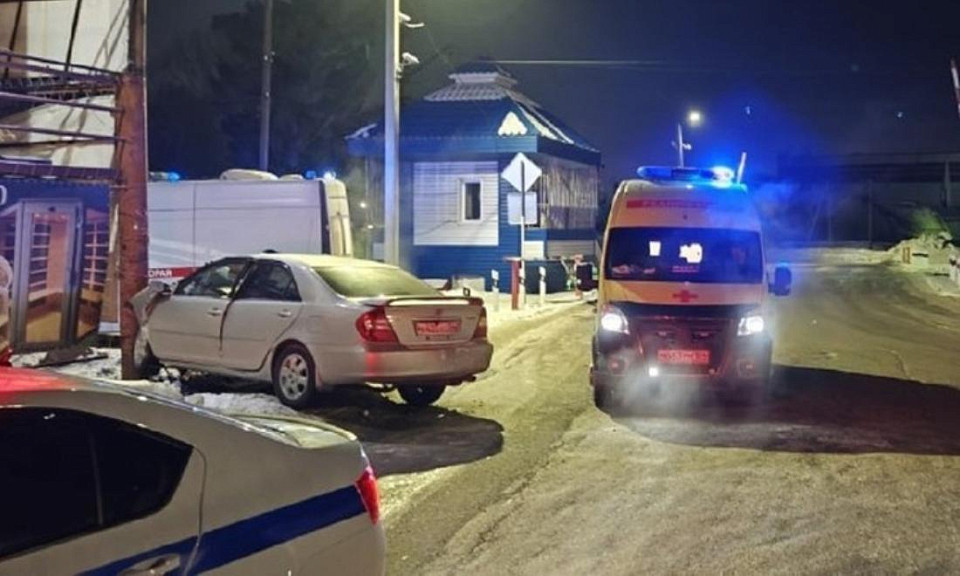 В Новосибирске мужчина погиб после удара машины о столб на Восточном шоссе