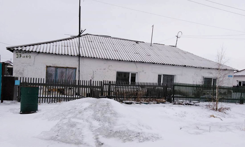 Под Новосибирском многодетная семья живёт в сыром бараке