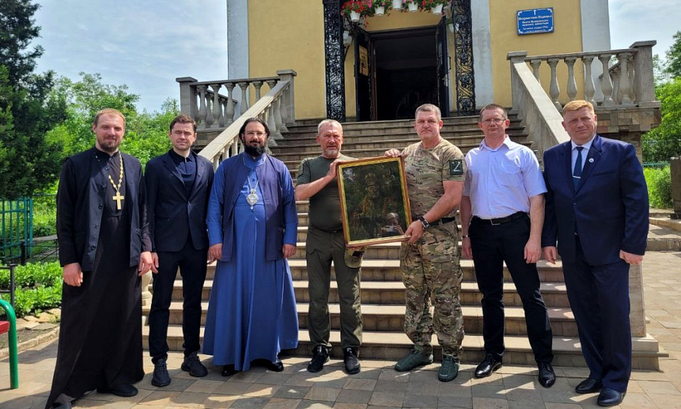 Депутат Госдумы передал в храм Луганска отреставрированную в Новосибирске икону