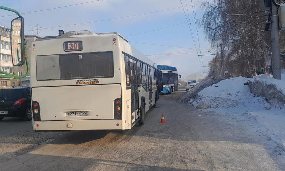 В Новосибирске 9-летний школьник выпал из салона автобуса