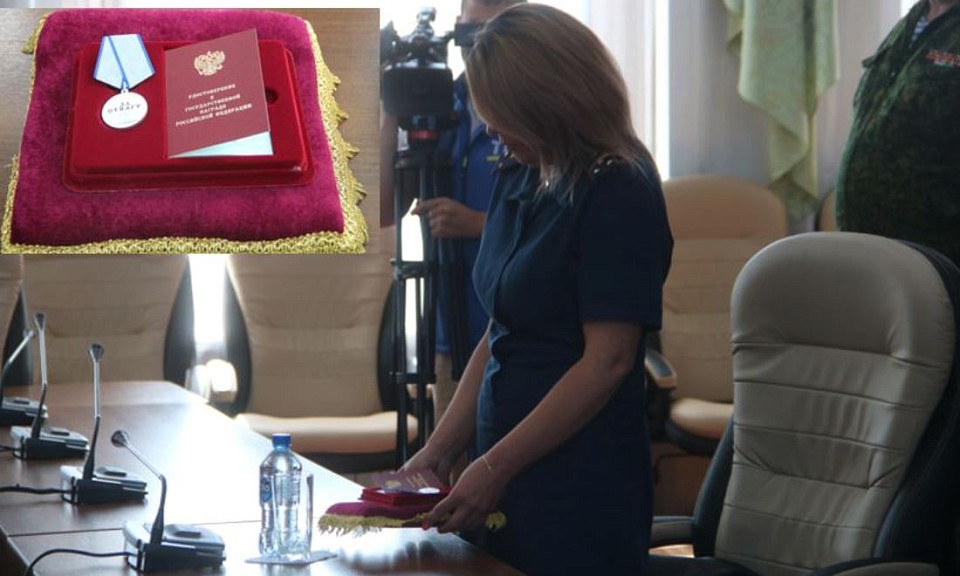 Спас людей и погиб: под Новосибирском вдове ветерана СВО вручили медаль «За Отвагу»