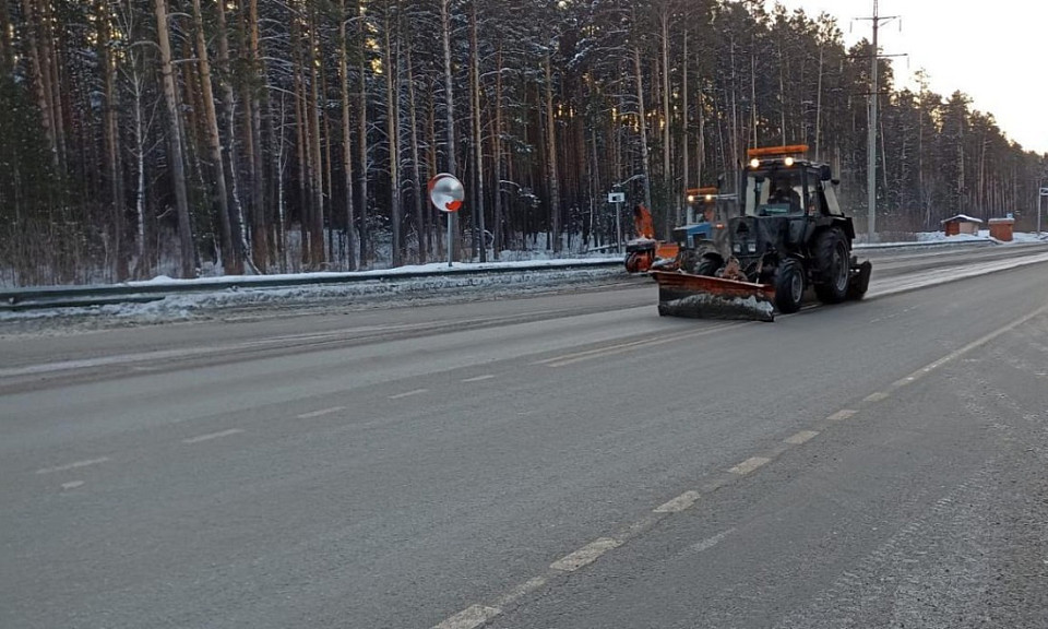 603 единицы техники убирают снег на трассах Новосибирской области