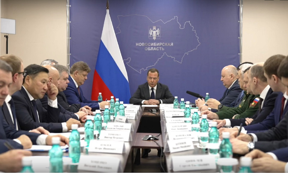 Дмитрий Медведев в Новосибирске назвал число принятых в армию контрактников