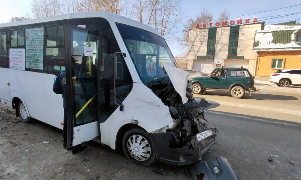В Новосибирске в аварии маршрутки и грузовика пострадали 5 пассажиров