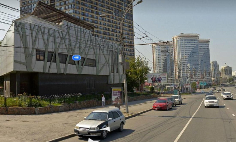 Кафе-долгострой напротив метро «Октябрьская» начали сносить в Новосибирске