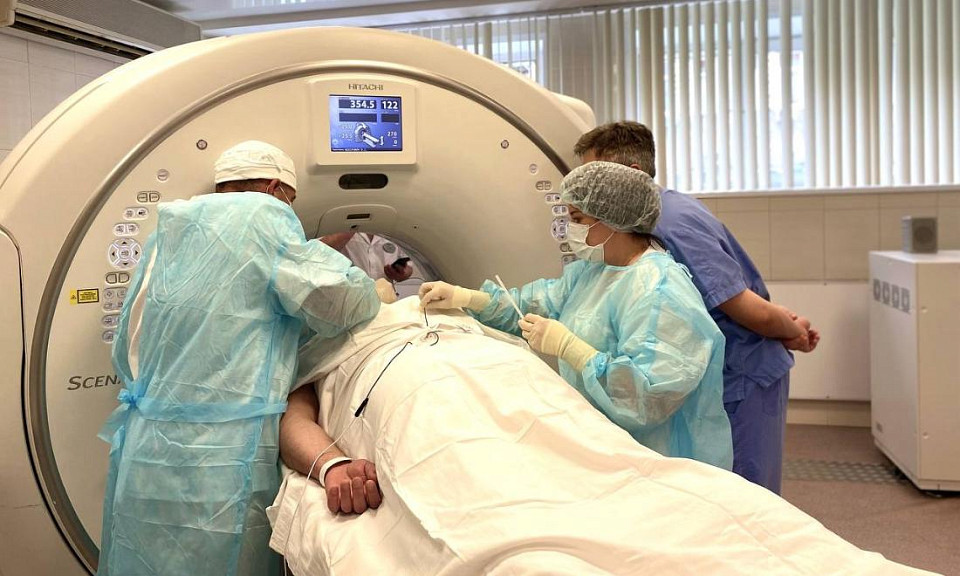 Новосибирский врач сделал операцию пациенту внутри томографа