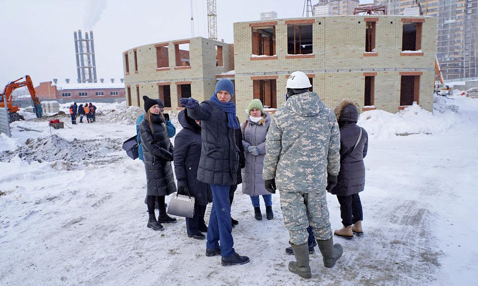«Партийный десант» посетил строительство детсада в Калининском районе Новосибирска