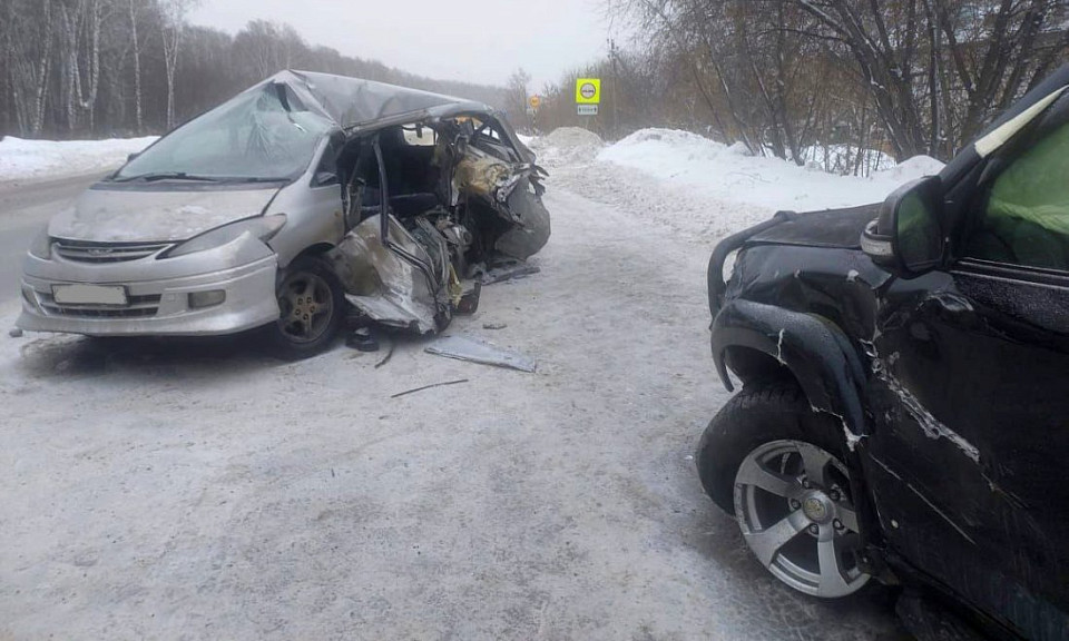 Пять человек травмированы в ДТП с двумя автомобилями в Новосибирске